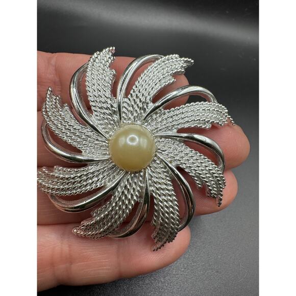 Signed Sarah Coventry modernist flower brooch silver tone with central Pearl - Picture 2 of 5